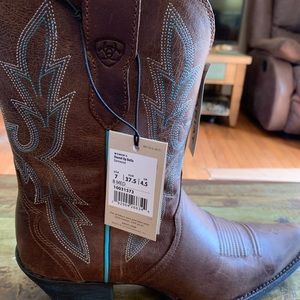 NIB women’s Ariat cowboy boots.